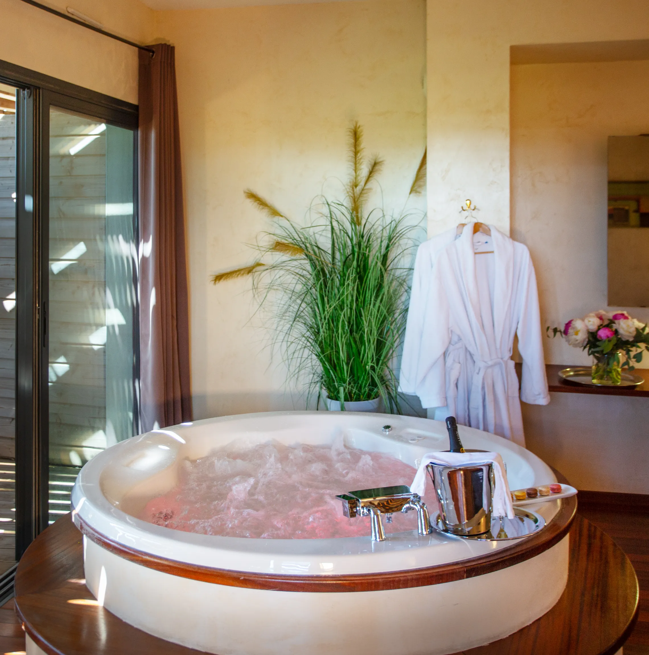 Ile du Gua Suites - Résidence hôtelière à Narbonne - Il est 16h. Le jacuzzi vous appelle…