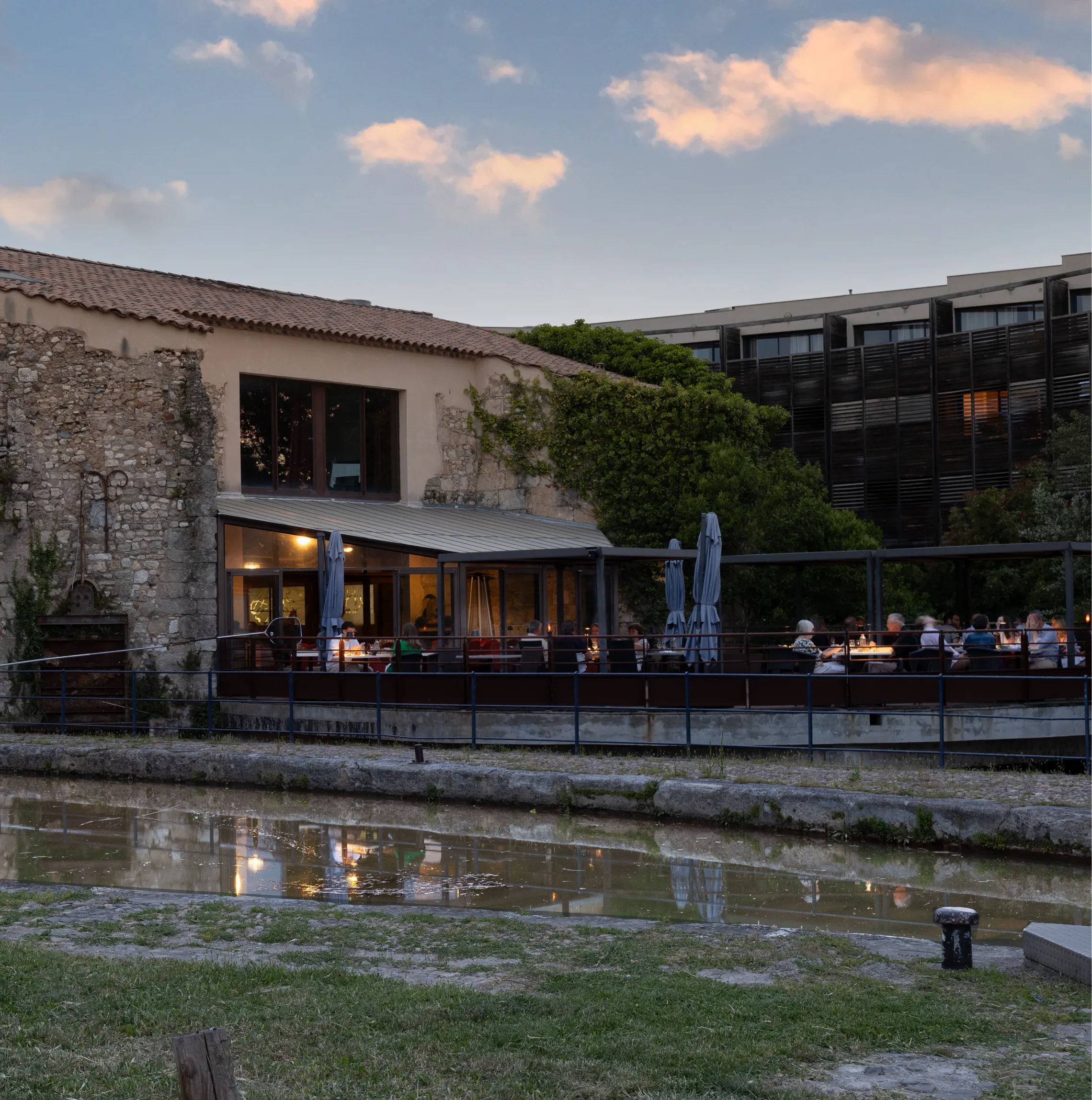 Ile du Gua Suites - Résidence hôtelière à Narbonne - Il est 19h. La Brasserie vous attend…