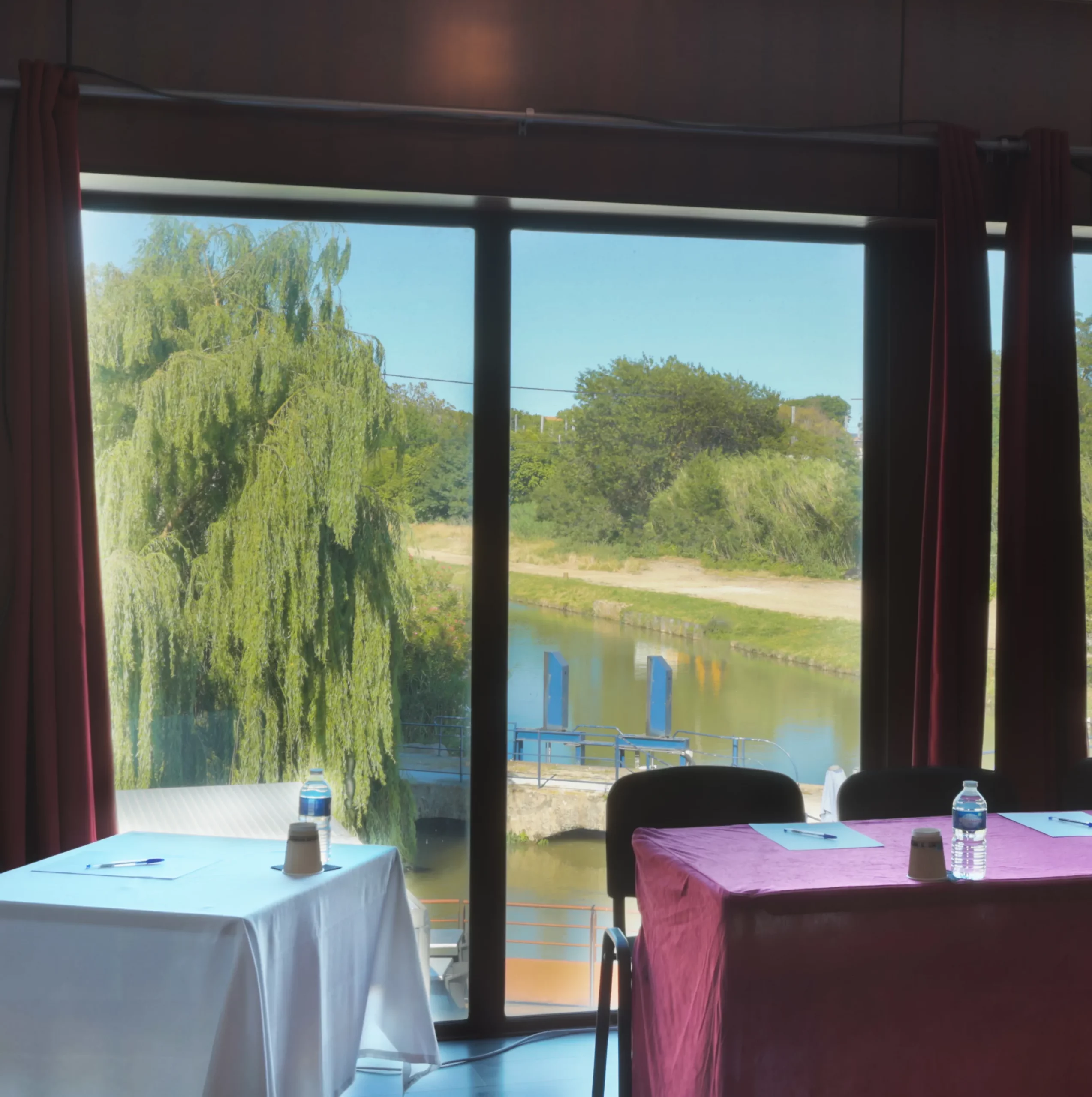 Île du Gua Suites - salles de séminaires à Narbonne modulables avec vue sur le canal à Narbonne Île du Gua Suites - salles de séminaires à Narbonne modulables avec vue sur le canal à Narbonne