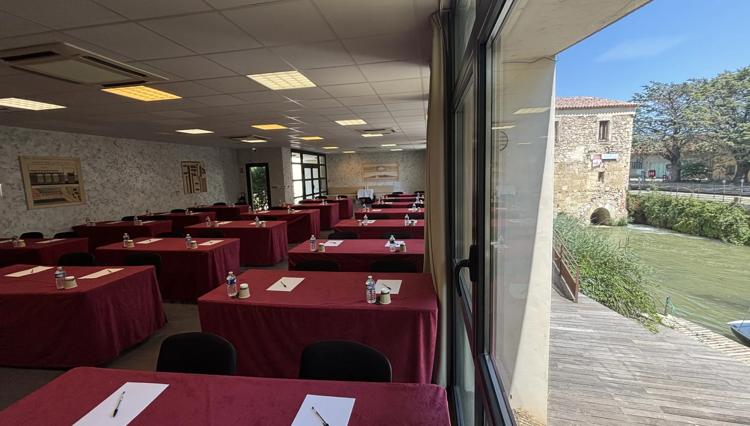 Île du Gua Suites - location de salles de séminaire modulables avec vue sur le canal à Narbonne Île du Gua Suites - location de salles de séminaire modulables avec vue sur le canal à Narbonne