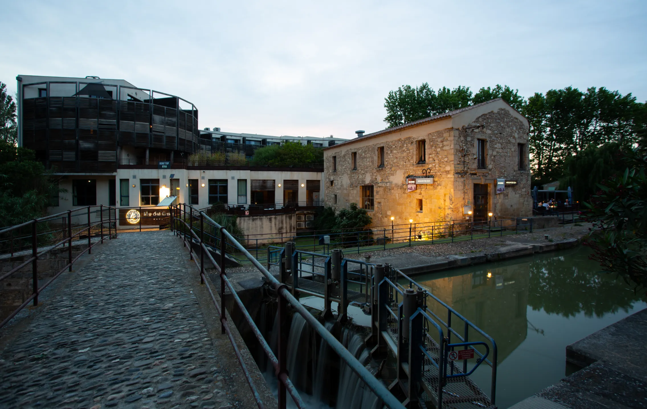 Île du Gua Suites - salles de séminaires à Narbonne modulables avec vue sur le canal à Narbonne Île du Gua Suites - salles de séminaires à Narbonne modulables avec vue sur le canal à Narbonne