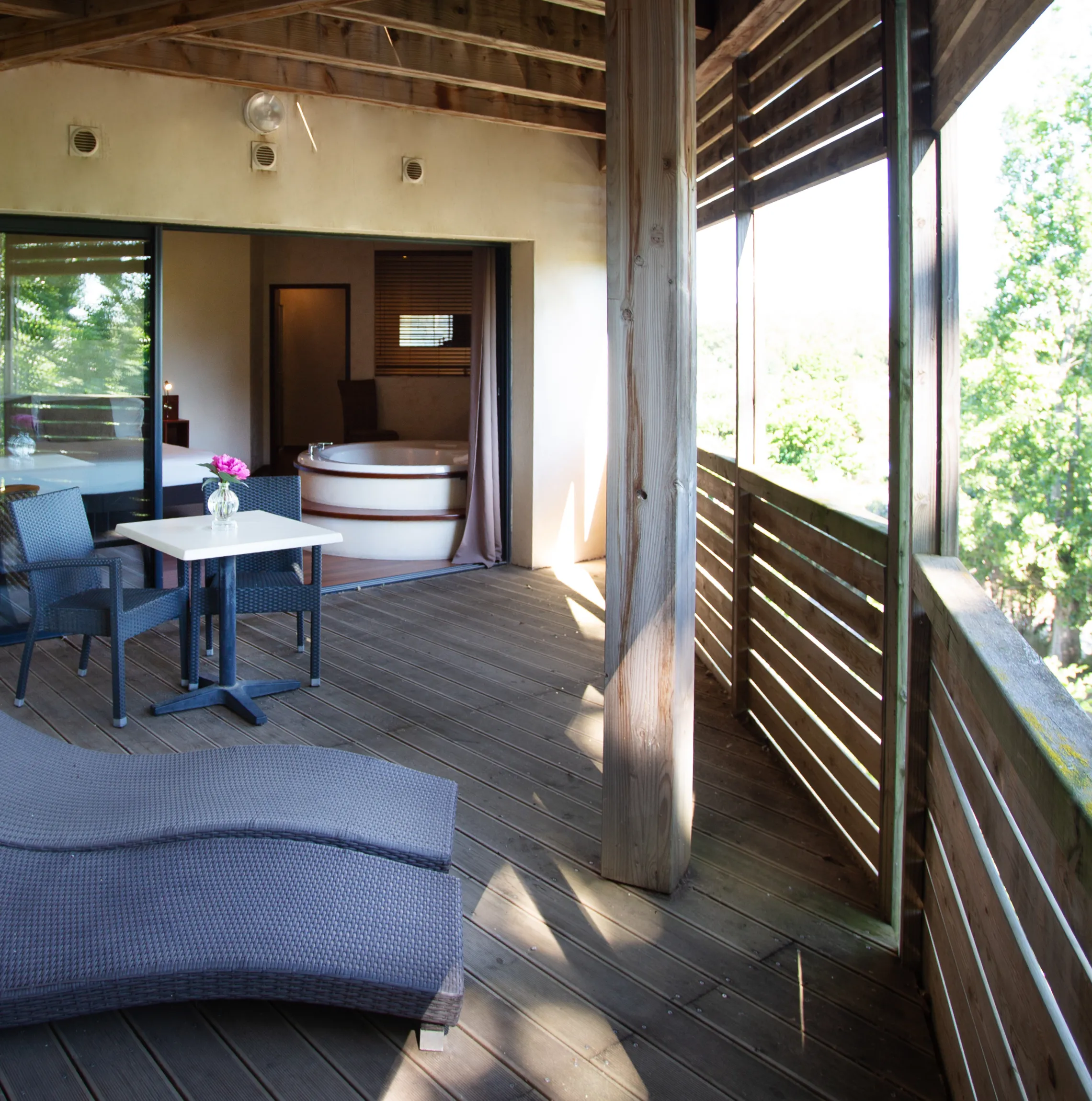 Ile du Gua Suites - Résidence hôtelière à Narbonne - Il est 8h. Vous êtes sur la terrasse…