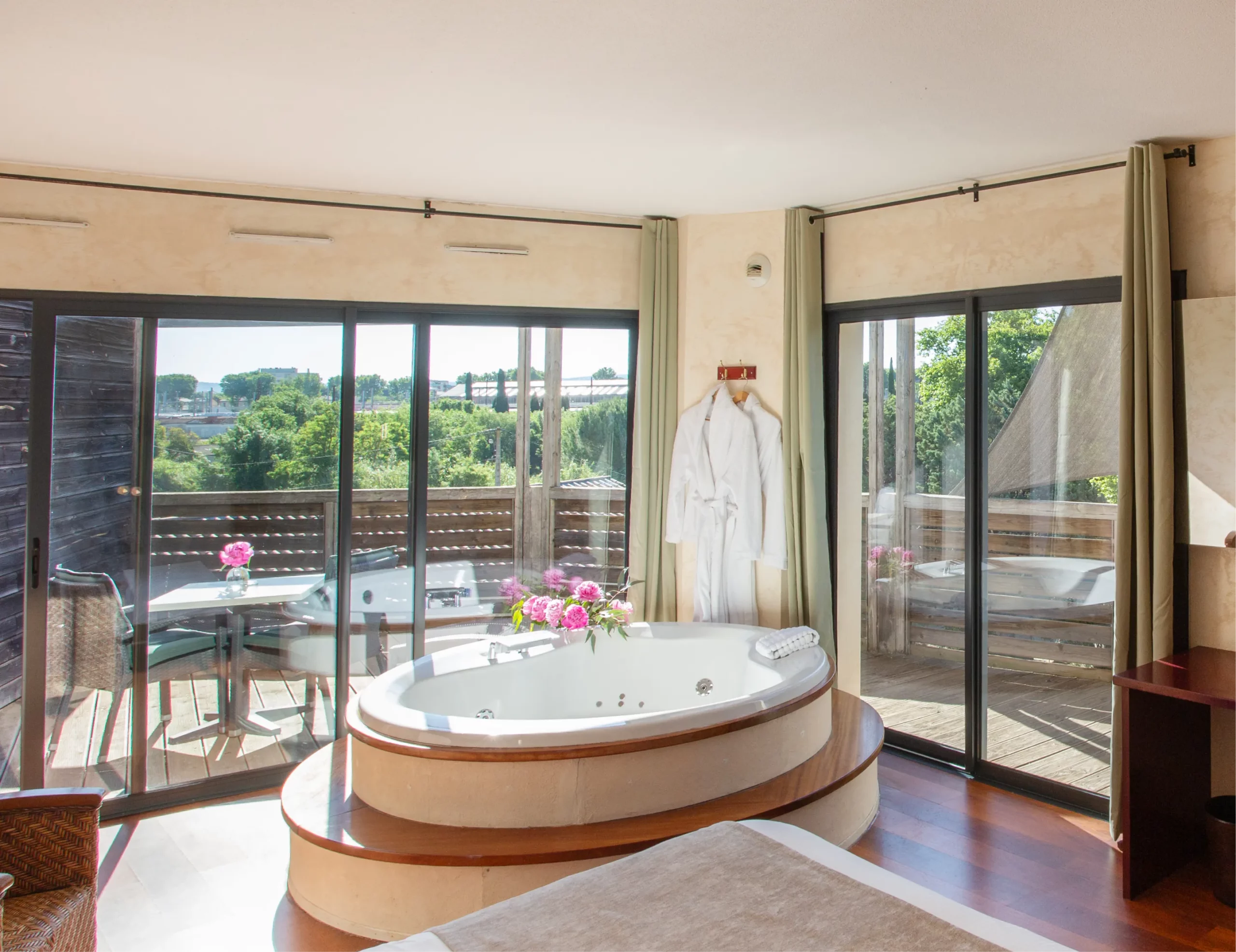 Île du Gua Suites - Suite avec jacuzzi dans une résidence hôtelière à Narbonne Île du Gua Suites - Suite avec jacuzzi dans une résidence hôtelière à Narbonne