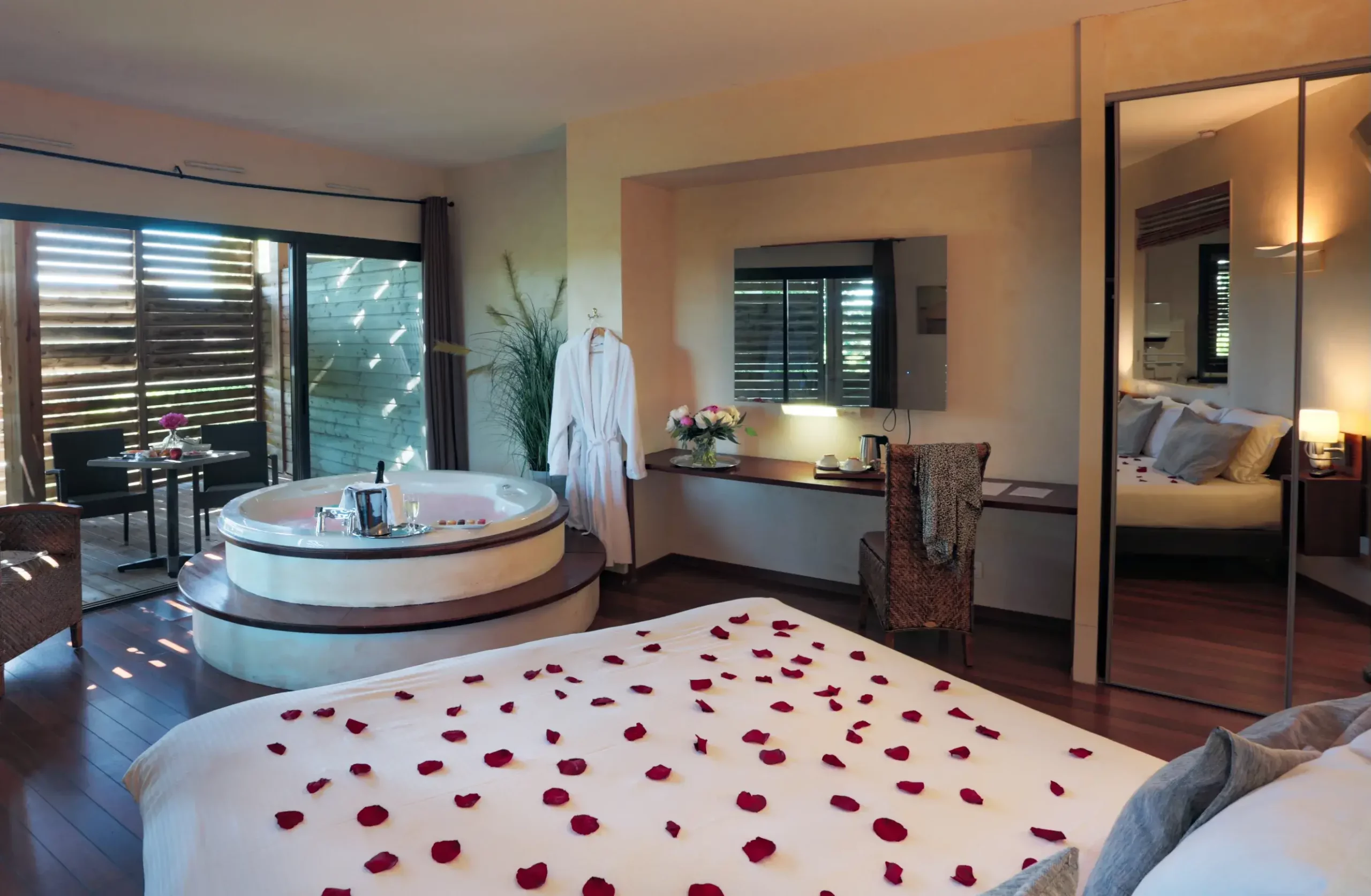Île du Gua Suites à Narbonne - Suite avec jacuzzi - offrez-lui un séjour romantique Île du Gua Suites à Narbonne - Suite avec jacuzzi - offrez-lui un séjour romantique