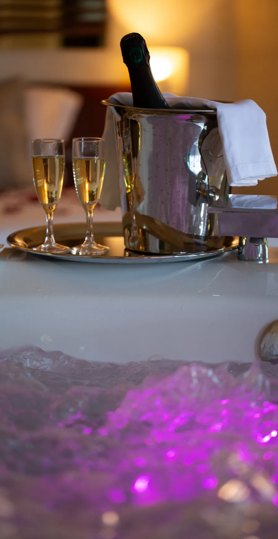 Île du Gua Suites à Narbonne - Suite avec jacuzzi - offrez-lui un séjour romantique Île du Gua Suites à Narbonne - Suite avec jacuzzi - offrez-lui un séjour romantique