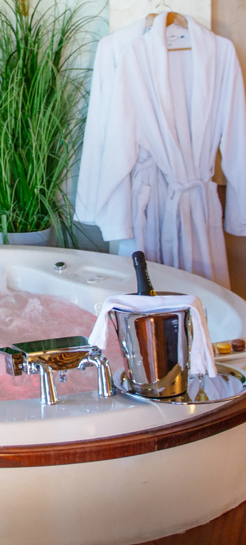 Île du Gua Suites à Narbonne - Suite avec jacuzzi - offrez-lui un séjour romantique Île du Gua Suites à Narbonne - Suite avec jacuzzi - offrez-lui un séjour romantique