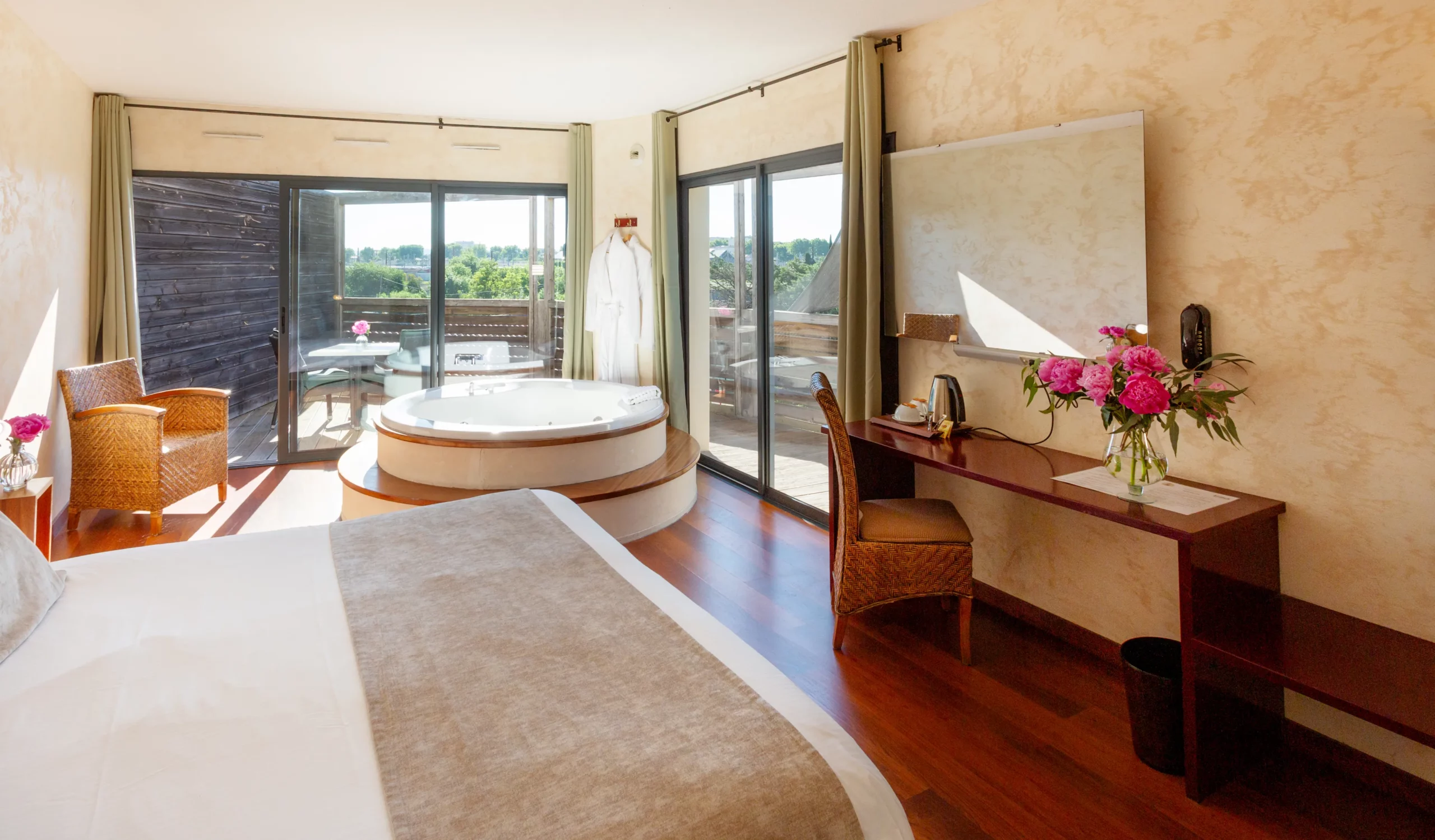 Suite avec jacuzzi dans une résidence hôtelière à Narbonne, Île du Gua Suites Suite avec jacuzzi dans une résidence hôtelière à Narbonne, Île du Gua Suites