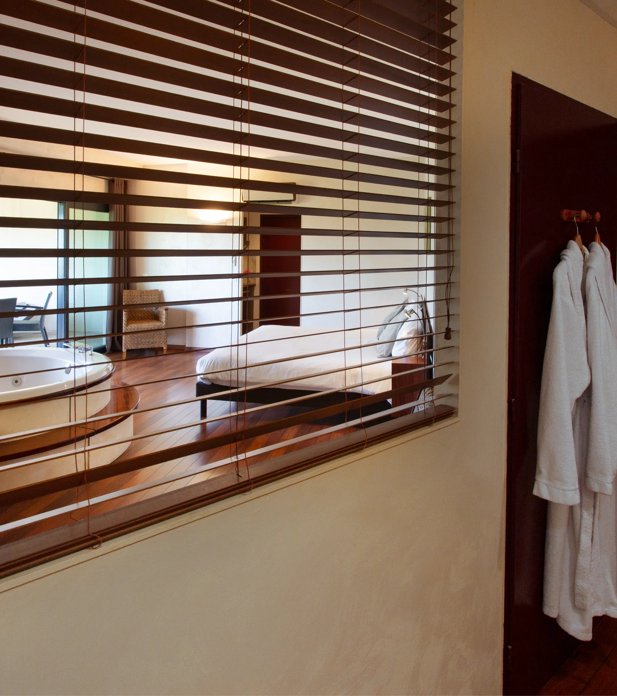 Vue d'une suite avec jacuzzi dans la résidence hôtelière à Narbonne : Île du Gua Suites Vue d'une suite avec jacuzzi dans la résidence hôtelière à Narbonne : Île du Gua Suites