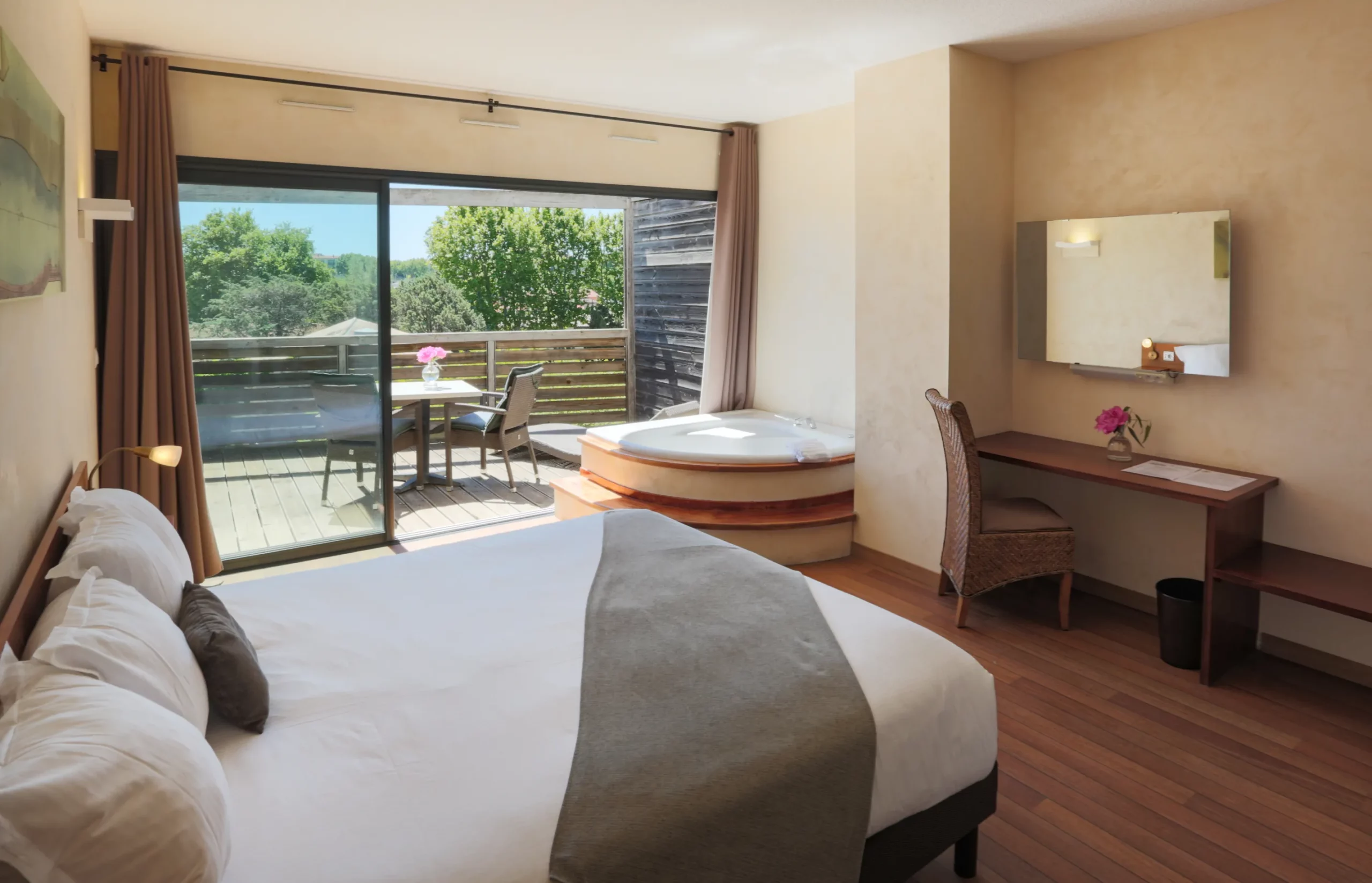 Île du Gua Suites - Suites Confort avec jacuzzi dans une résidence hôtelière à Narbonne Île du Gua Suites - Suites Confort avec jacuzzi dans une résidence hôtelière à Narbonne